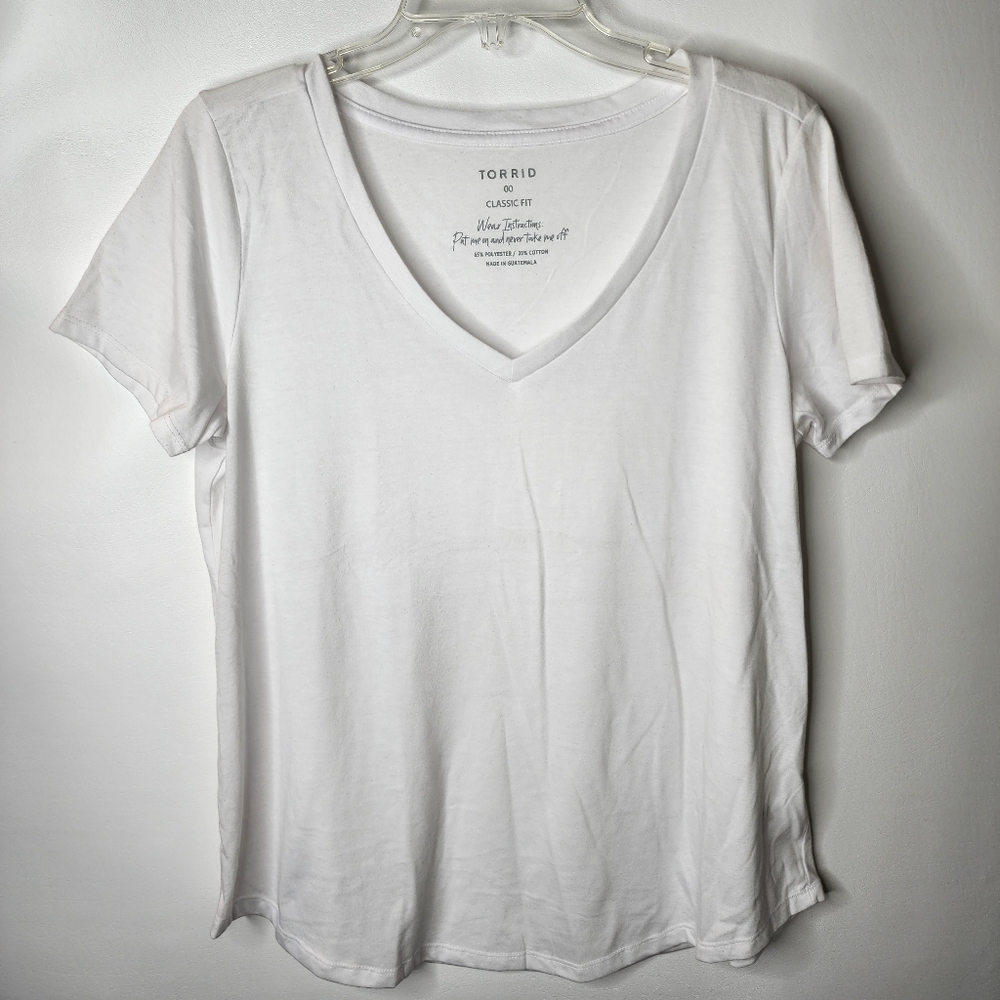 Torrid Classic Fit Tee White Short Sleeve V-Neck Size 00 M/L 10 NWOT